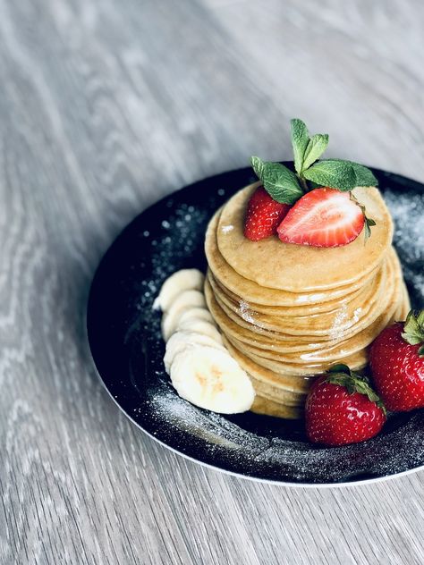 Pancake Plating, Stacked Pancakes, Cream Pancakes, Fruit Pancakes, Lactose Free Diet, Fluffy Pancakes, Breakfast Pancakes, A Banana, Delicious Breakfast