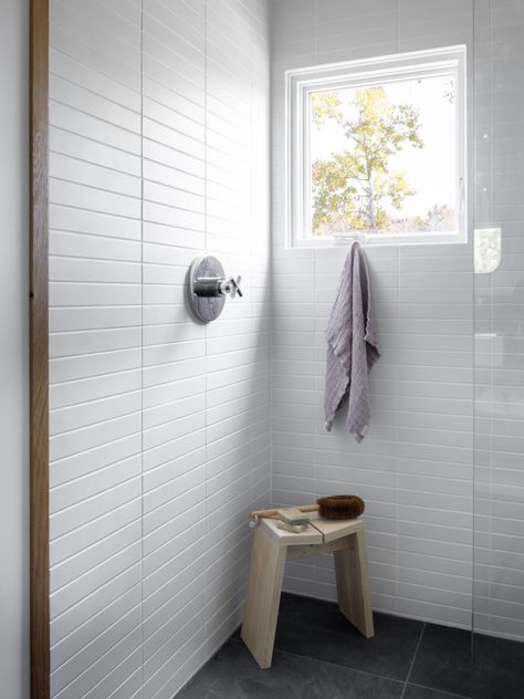 White Tiles Shower Walls, White Bathroom Slate Floor, White Tiling Bathroom, Modern White Tile Bathroom, Stacked Bathroom Tile, Horizontal Tile Shower Ideas, Horizontal Stacked Tile, Horizontal Shower Tile, Slate Shower Floor