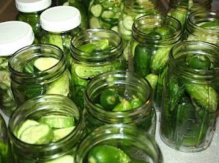 Sweet Horseradish Pickles. Different, but may be worth a try... Canned Pickles, Pickle Recipes, Canning Pickles, Cucumber Dill, Canning Vegetables, Pickling Spice, Water Bath Canning, Dill Pickles, Homemade Pickles