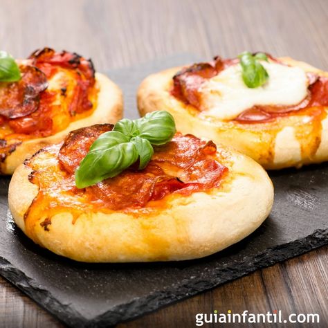 Originales mini pizzas para la merienda de los niños. Tailgate Party Food, Pizza Slider, Pizza Style, Mini Pizzas, Dinners To Make, Perfect Pizza, Pizza Bites, Slider Recipes, Mini Pizza