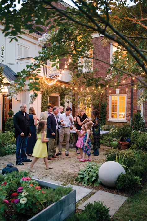 The Meachams’ beautiful Georgian house in the Belle Meade section of Nashville was the perfect place to give out-of-towners a taste of the city. Julia Reed, Backyard Party Ideas, Friends At Home, Outdoor Dinner Parties, Yellow Summer Squash, Welcome Summer, Georgian Homes, Backyard Party, Outdoor Party