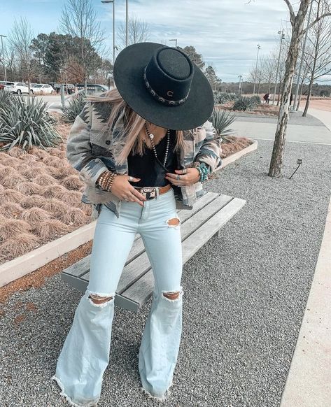 Country Concert Outfit Winter, Concert Outfit Fall, Concert Outfit Winter, Casual Country Outfits, Southern Outfits, Country Style Outfits, Western Wear Outfits, Cute Country Outfits, Looks Country