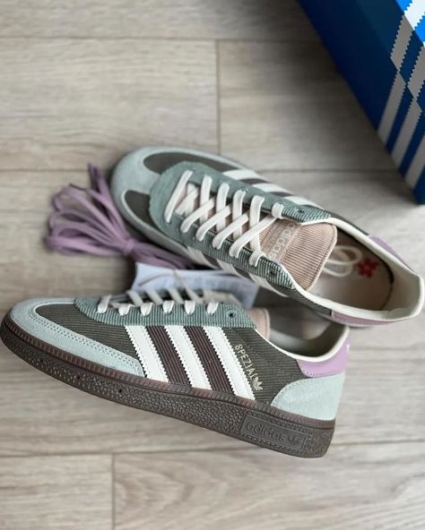 ______ Adidas Handball Spezial "Silver Green Magic Mauve" The sneaker features a silver green, cream white and magic mauve ribbed corduroy upper with suede details and a gum sole. Green Magic, Adidas Spezial, Cream White, Tennis Shoes, Sneaker Head, Cute Casual Outfits, Adidas, Casual Outfits, Sneakers