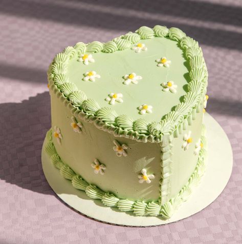 Dairy Free Vanilla Cake, Cherry Buttercream, Heart Cake Design, Green Birthday Cakes, Bolo Vintage, Vintage Birthday Cakes, 21st Cake, Heart Cakes, Green Cake