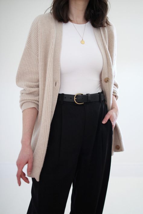 Business Women Look, Classic Style Feminine Work Outfits, Cardigan Work Outfits Women, Cardigan Business Outfit, Uniqlo Business Casual, Business Casual Outfits With Cardigans, Soft Business Casual, Business Casual With Cardigan, Business Casual Looks For Women