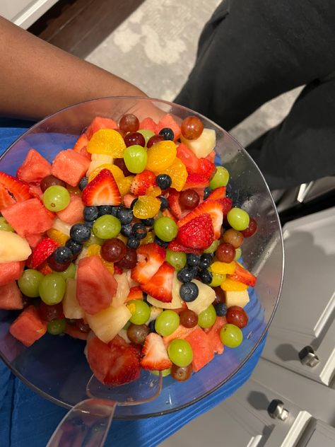 Cool Fruit salad for hot days | @TheeLauren_ Fruit Salad Aesthetic, Tasty Smoothies, Salad Photo, Fruit Recipes Healthy, Raw Vegan Diet, Healthy Lunch Snacks, Fruit Salads, Healthy Food Dishes, Food Babe