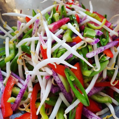 Low Fat Diet Recipes, Bean Sprout Salad, Botanical Kitchen, Bean Sprout, Sprout Salad, Vegetarian Salad Recipes, Radish Salad, Sprouts Salad, Chicken Asparagus