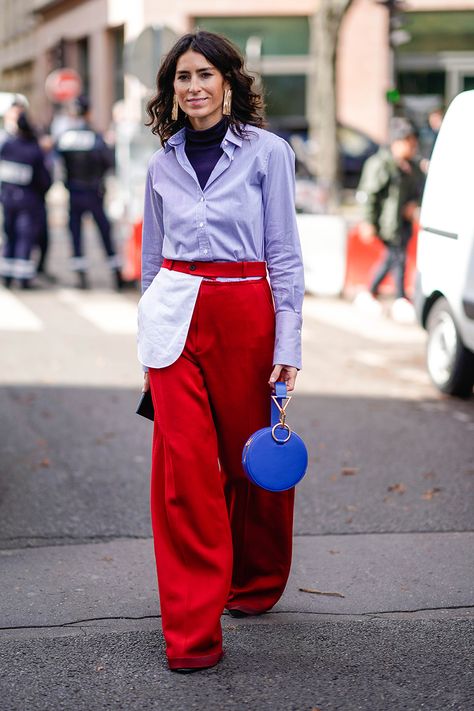 Red   Lavender - A pastel shade like lilac instantly softens a vibrant hue like fire engine red. Clean lines will give this daring combo an effortless effect (as Susan Marasco explained) such as a fitted red knit and sleek pair of lavender trousers. Lavender Outfit, Color Combinations For Clothes, Paris Fashion Week Street Style, Spring Street Style, Red Pants, Red Outfit, Fall Winter Outfits, Red Fashion, Look Chic