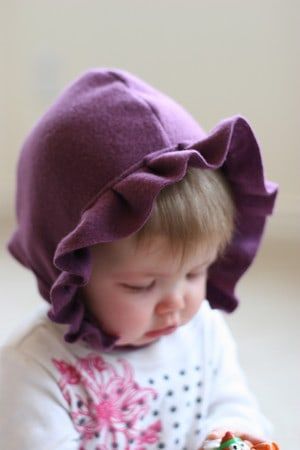 We recently had Quinn baptized in the same little cap that Clare wore a few years ago for her baptism. I was reminded that I love this style baby hat and decided to try one on my own using a more functional fabric. I added a ruffle, which makes this ultra girly, but this style could definitely work for a boy, sans ruffle.Get the DIY after the jump.Print out the pattern.1. I traced the 3 pieces used to make the hat onto pattern tracing material. (My mother-in-law calls it 'Do-Sew.') Add a 1/4' Fleece Projects, Diy Sy, Trendy Sewing Projects, Fleece Hats, Sewing Fleece, Diy Bebe, Baby Sewing Projects, Baby Bonnets, Sew Easy