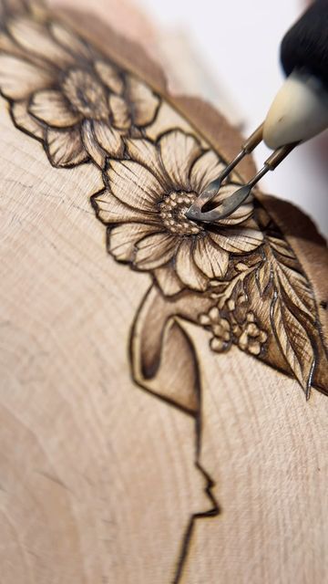 Wood Burned Flowers, Floral Wood Burning, Wood Burning Flowers, Wood Burning Letters, Easy Wood Burning Ideas, Wood Burning Ideas, Burning Flowers, Woodburning Art, Woodburning Ideas