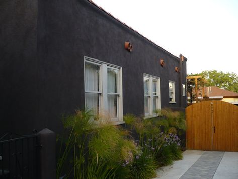 Black pueblo style Houses Painted Black, Black Stucco, Dark Grey Houses, Gray House Exterior, Black Houses, A Modern House, Stucco Homes, Dark House, Stucco Exterior