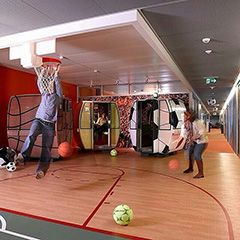 Google Zurich Low Ceiling Indoor Basketball Court http://feeds.seroundtable.com/~r/SearchEngineRoundtable1/~3/XeuS7p9m_ao/google-indoor-basketball-court-22940.html?utm_source=rss&utm_medium=Friendly Connect&utm_campaign=RSS #seo Google Office, Stile Harry Potter, Sports Office, Creative Office Space, Indoor Basketball Court, Office Images, Recreational Room, Indoor Basketball, Office Lounge