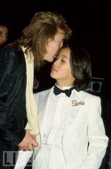 ♡♥John Lennon's only two sons - Julian Lennon talks to Sean Lennon as they prepare to present an award at a Rock and Roll Hall of Fame induction ceremony - click on pic to see a full screen pic in a better looking black background♥♡ Beatles Kids, Sean Lennon, Beatles Love, John Lennon And Yoko, Julian Lennon, John Lennon Beatles, Beatles Photos, Yoko Ono, Beatles John