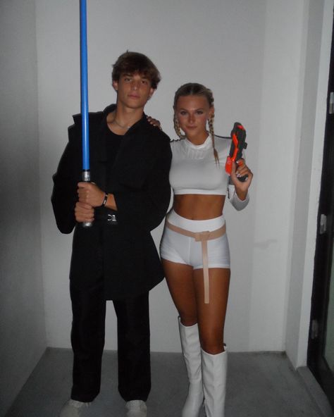 Couple Halloween Costumes Anakin And Padme, Halloween Anakin And Padme, Couples Costumes Padme And Anakin, Padme Costume And Anakin, Halloween Costume With Boyfriend, Anikan And Padme Costume Halloween, Padded And Anakin Costume, Padme's Hairstyles, Hot Halloween Costume Couple