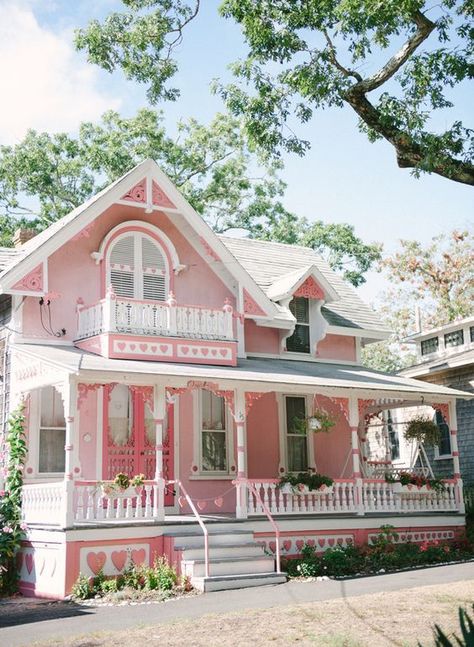 15 Most Stunning Pink Houses Town Inspiration, Bangunan Minecraft, Pink Cottage, Hiasan Bilik, Casa Vintage, Pink House, Cute House, Marthas Vineyard, Pink Houses