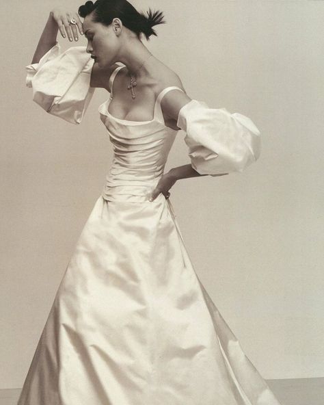 VERA WANG “#TBT to ‘Vera Wang on Weddings’.... “Another take on a classic crumb-catcher bodice, this time with contoured straps and horizontal…” Vera Wang Bridal, Silk Wedding Gown, Vera Wang Wedding, Wedding Dress Alterations, Timeless Wedding Dress, Wedding Dresses Vera Wang, Vera Wang Dress, Wedding Dresses Corset, Traditional Wedding Dresses