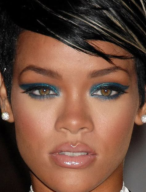 Rihanna Makeup Look #makeup, #maquillage, #makeover, https://facebook.com/apps/application.php?id=106186096099420 Rihanna Makeup, Hazel Eye Makeup, Makeup For Hazel Eyes, Beauty Make-up, Perfect Eyes, Eyeliner Tutorial, Hazel Eyes, Make Me Up, Beautiful Makeup