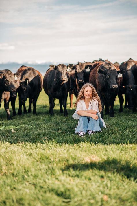 Barn Senior Pictures, Outdoor Senior Picture Ideas, Cowgirl Senior Pictures, Farm Senior Pictures, Outdoor Senior Photography, Senior Pictures Ideas, Outdoor Senior Pictures, Senior Year Pictures, Cute Senior Pictures