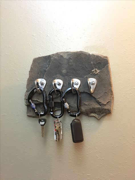 Rock Climbing Anchor Key Holder Gear Room, Hantverk Diy, Furniture Plans Free, Dream House Decor, Rock Climbing, Mountaineering, Diy Furniture Plans Wood Projects, Aesthetic Room, 인테리어 디자인