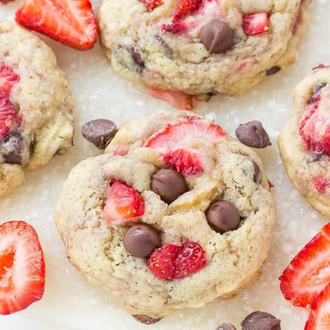 Strawberry Chocolate Chip, Strawberry Chocolate Chip Cookies, Chocolate Covered Strawberry Recipe, Coconut Dessert, Strawberry Cookies, Strawberry Chocolate, Strawberry Desserts, Best Cookie Recipes, Chocolate Strawberries