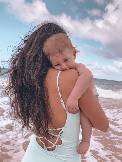 Mom And Baby Beach Photos, Beach Pictures With Baby, Baby Beach Photoshoot Ideas, Beach With Baby, Beach Baby Photography, Baby At The Beach, Baby Beach Pictures, Baby Beach Photos, Beach Fotos