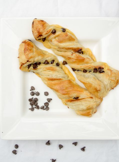 Chocolate torsades are flaky pastries filled with creamy vanilla custard and chocolate chips. Puff Pastry Chocolate Chips, Chocolate Puff Pastry Twists, Chocolate Danish Pastry, Chocolate Twist Pastry, Chocolate Torsades, Puff Pastry Chocolate, Puff Pastry Treats, Classic Puff Pastry, Pastry Twists