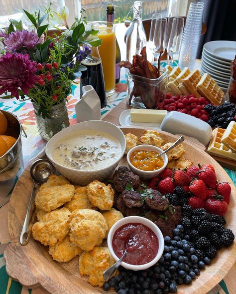 Biscuits & gravy wooden charcuterie board with berries and sausage also on the round wooden platter Biscuits And Gravy Brunch Party, Biscuits And Gravy Charcuterie Board, Biscuit Board Ideas, Biscuit Charcuterie Board, Breakfast Gathering Ideas, Charcutie Boards, Dinner Boards, Brunch Boards, Biscuit Board