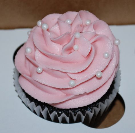 Sugar Pearl Cupcake by cjmjcrlm (Rebecca), via Flickr Chocolate Pink Cupcakes, Pink Pearl Cupcakes, Pink Cupcakes With Pearls, Cupcake With Pearls, Pink Frosted Cupcakes, Pink And White Cupcakes, Pink Frosting Cupcakes, Sparkly Cupcakes, Pearl Cupcakes