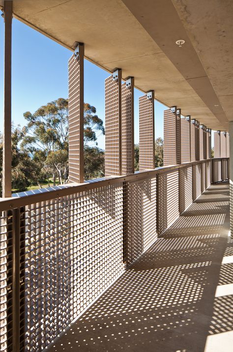 Architect: KieranTimberlake (2011) Location: UCSD, San Diego, CA The project is up for Platinum LEED certification. gaanderij staco rooster luiken grid lichtinval schaduw binnen buiten Metal Facade, Facade Architecture Design, Tropical Architecture, Boarding House, Social Housing, Architecture Design Concept, Design Apartment, Building Facade, Tropical Design