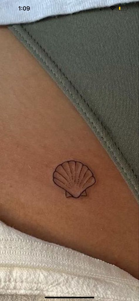 Tiny Shell Tattoo, Shell Tattoo, Shell Tattoos, Waist Tattoos, Rib Tattoo, Tattoo Placement, Conch Shell, Skin Art, Tattoo Inspo