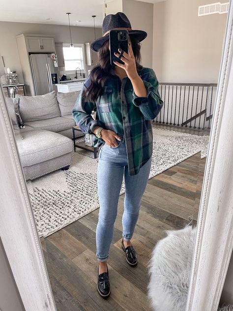 Loafers And Jeans Outfit, Flannel And Jeans Outfit, Patent Leather Loafers Outfit, Jeans Outfit High Waisted, Oversized Flannel Outfit, Leather Loafers Outfit, Loafers With Jeans, Loafers And Jeans, How To Style Loafers