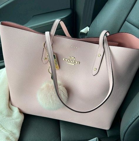 Designer Handbags Aesthetic, Handbags Aesthetic, Uni Bag, Bags For Ladies, Trendy Purses, My Style Bags, Luxury Bags Collection, Dr Shoes, Purse Essentials