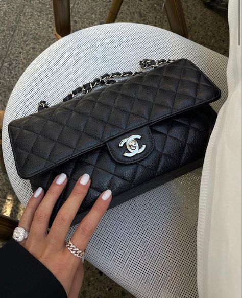 Black Chanel Purse, Chanel Classic Flap Bag, Chanel Flap Bag, Classic Flap Bag, Luxury Purses, Classic Bags, Pretty Bags, Crochet Bags, Coach Bag