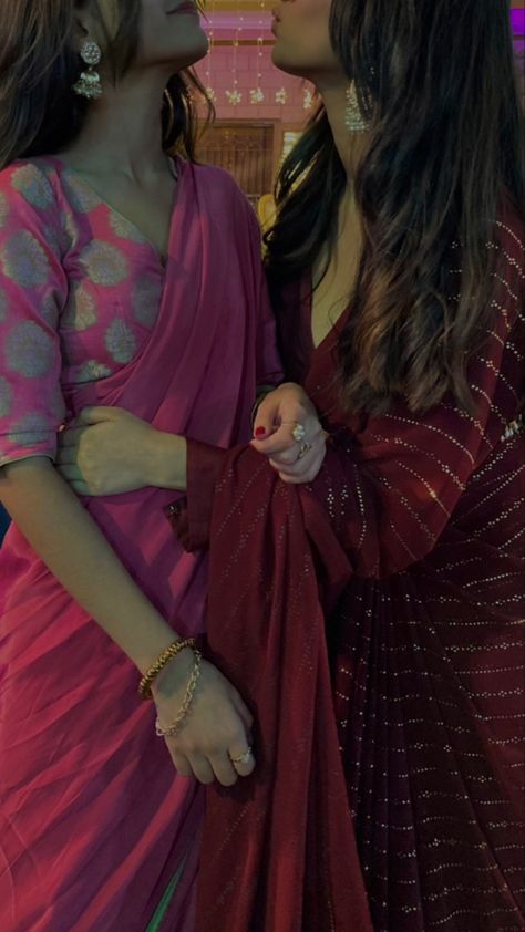 Saree Pose With Bestie, Saree Poses With Bestie, Poses In Saree With Friends, Saree Poses With Boyfriend, Farewell Poses With Friends In Saree, Saree Poses With Friends, Farewell Poses, Farewell Pictures, Group Picture Poses