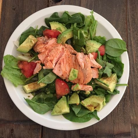 Rainbow Foods, Lunch At Work, Quick Healthy Lunch, Salmon Avocado, Inflammatory Diet, Healthy Food Dishes, Healthy Lunches, Salmon Salad, Healthy Meals For Two