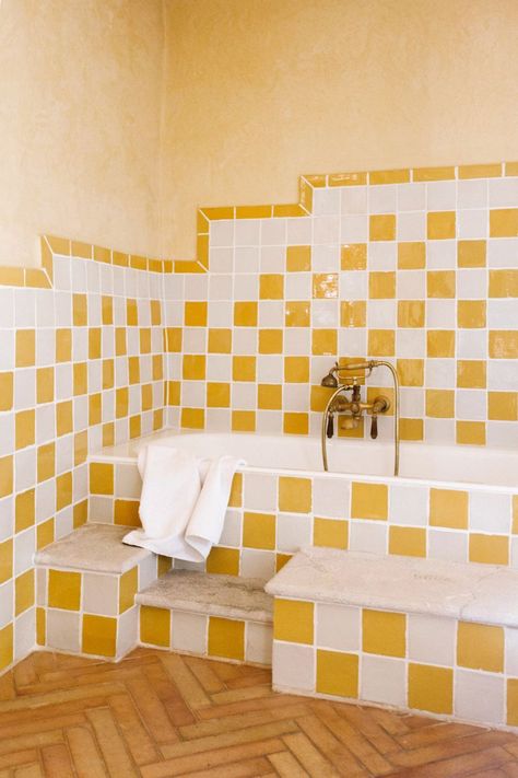 yellow bathroom with tile tub Small Bathroom Paint Colors, Black Clawfoot Tub, Colorful Bathrooms, Best Bathroom Colors, Small Bathroom Paint, Monochromatic Room, Paint Color Ideas, Timeless Bathroom, Bathroom Color Schemes