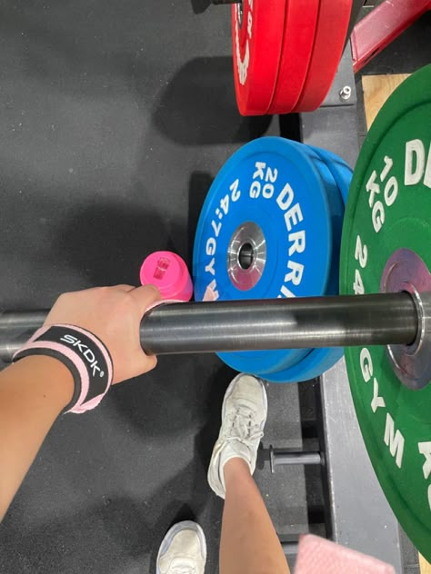 Gym Aesthetic Weightlifting Women, Lifting Astetic, Workout Aesthetic Colorful, Workout Aesthetic Weights, Weight Lift Aesthetic, Pink Weightlifting Aesthetic, Bright Workout Aesthetic, Heavy Lifting Aesthetic, Colorful Gym Aesthetic