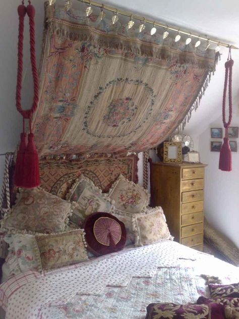 Dreamy Room Wall Decor, Medieval Bedroom Aesthetic, Tapestry Canopy, Pretty Room, Dreamy Room, Canopy Bed, Dream Room Inspiration, Dream Bathroom, Cozy Room