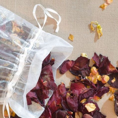 Make Potpourri, Potpourri Diy, How To Make Potpourri, Potpourri Bag, Dried Potpourri, Homemade Potpourri, Potpourri Recipes, Dry Plants, Smell Fresh