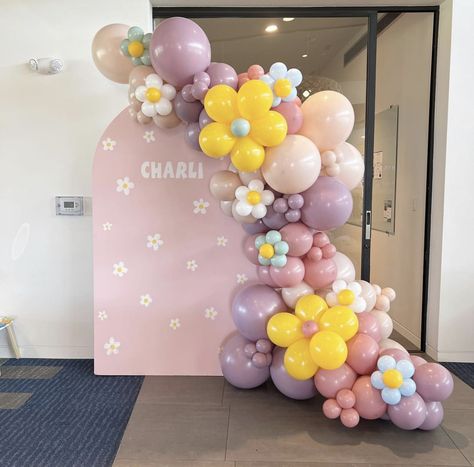 Daisy Birthday Balloons, Daisy Backdrop Birthday, Birthday Flower Decor, Flowers Balloons Decorations, Flower And Balloon Backdrop, Two Groovy Backdrop, Spring Balloon Garland, Minnie And Daisy Birthday Party, Cute Birthday Decor