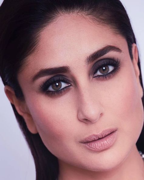 Q U E E N #kareena #kareenakapoor #kareenakapoorkhan #kareenakapoorfanclub #kareenakapoorfans #kareenakapoorfan #kareena_kapoor… Kareena Kapoor Saree, Amrapali Jewels, Black Eye Makeup, Black Smokey Eye, Celebrity Makeup Looks, Lil Kim, Open Hairstyles, Kareena Kapoor Khan, Kareena Kapoor