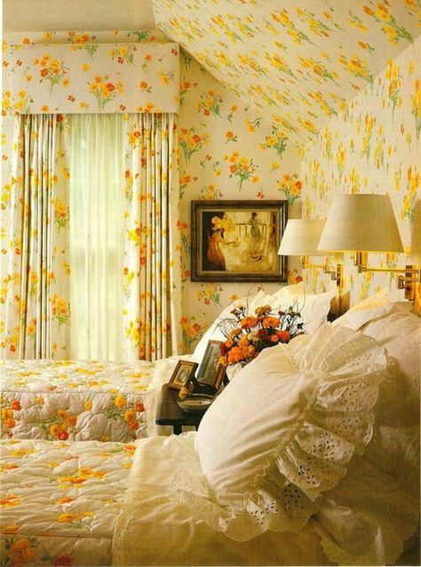 Yellow floral bedroom - vintage feel, swing arm lamps over the bed for reading, ruffled shams 70s Bedroom, Yellow Cottage, Floral Bedroom, Retro Interior Design, Living Vintage, Yellow Room, Yellow Decor, Yellow Houses, Yellow Bedroom