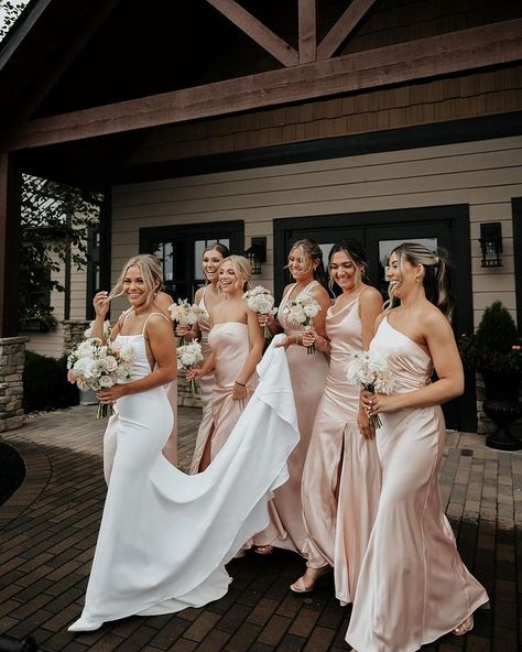 𝐀𝐋𝐘𝐒𝐒𝐀 𝐊𝐑𝐈𝐒𝐓𝐈𝐍 (@akristinbridal) • Instagram photos and videos Bride With Bridesmaids Poses, Wedding Day Photos Bridesmaids, Wedding Photography With Bridesmaids, Wedding Ideas Bridal Party, Bridal Party Pose Ideas, Bridal Party Photo Poses, Wedding Picture Bridesmaid, Bride Photos With Bridesmaids, Photo Ideas With Bridesmaids