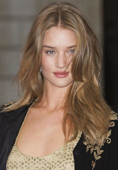 Rosie Huntington Aesthetic, Rosie Huntington Whiteley Brunette, Rosie Huntington Whiteley Runway, Rose Huntington Whiteley Hair, Rosie Huntington Whiteley 2000s, Rosie Huntington Whiteley Haircut, Rosie Huntington Hair, Rose Huntington Whiteley, Rosie Huntington Whiteley Hair