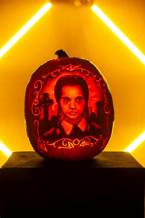 James Hall is a master pumpkin carver! Watch him create this Wednesday Addams from The Addams Family pumpkin. Addams Family Pumpkin Carving, Addams Family Pumpkin, Family Pumpkin Carving, Pumpkin Templates Free, Pumpkin Template Printable, Pumpkin Stencils Free, Halloween Pumpkin Crafts, Pumpkin Carver, Pumkin Carving