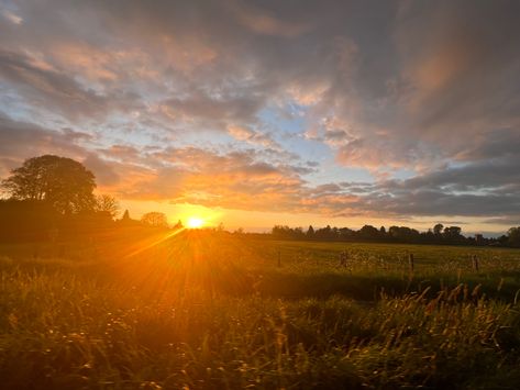 #sunset #countryside #sun Sunset Countryside, Sunset Together, Country Aesthetic, Old Farm Houses, Sunset Aesthetic, Old Farm, Art Class, See It, Country Roads