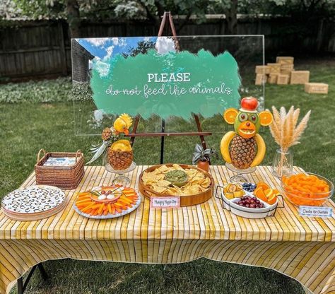 Young Wild And Three Birthday Food, Safari Theme Food, Safari Birthday Food, Safari Birthday Party Food, Safari Food, Madagascar Party, Safari Party Favors, Jungle Invitations, Jungle Party Decorations