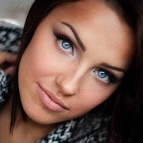 Got blue eyes? Every eye color hides special magic. But, we will all agree that blue eyes are on the top of the “Special Magics” list. I’ve heard many women say that they have trouble applying the proper makeup because they have blue eyes. We are here with these makeup tips to help those who are experiencing the same problem while applying makeup. We are really hopeful that these makeup tips for blue-eyed women will change the way you apply makeup. Sheer shadows (or applying lighter colors) w... Makeup Tips For Blue Eyes, Hair Colors For Blue Eyes, Brunette Blue Eyes, Wedding Makeup For Brunettes, Woman With Blue Eyes, Wedding Hairstyles And Makeup, Blue Eyes Pop, Light Blue Eyes, Eyeshadow For Blue Eyes