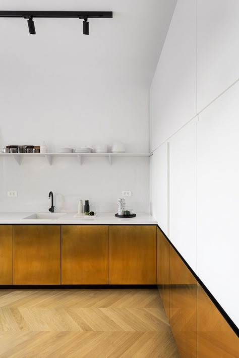 https://www.designboom.com/architecture/bogdan-ciocodeica-studio-apartment-lc-bucharest-romania-03-07-2019/ Design Interior Modern, Small Home Offices, Old Apartments, Interior Minimalista, Brass Kitchen, Cheap Home Decor, Modernism, Contemporary Kitchen, Studio Apartment