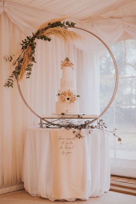 Wedding Cake Arch Stand, Cake Display Table, Nordic Wedding, Wedding Cake Display, Boho Wedding Cake, Wedding Hoop, Wedding Cake Pictures, Wedding Cake Ideas, Mini Wedding Dresses